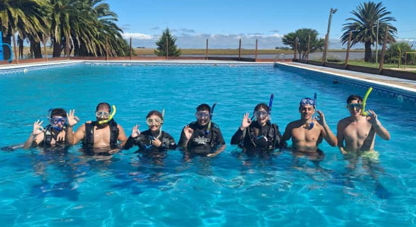 El sábado hubo práctica de buceo en la pileta municipal