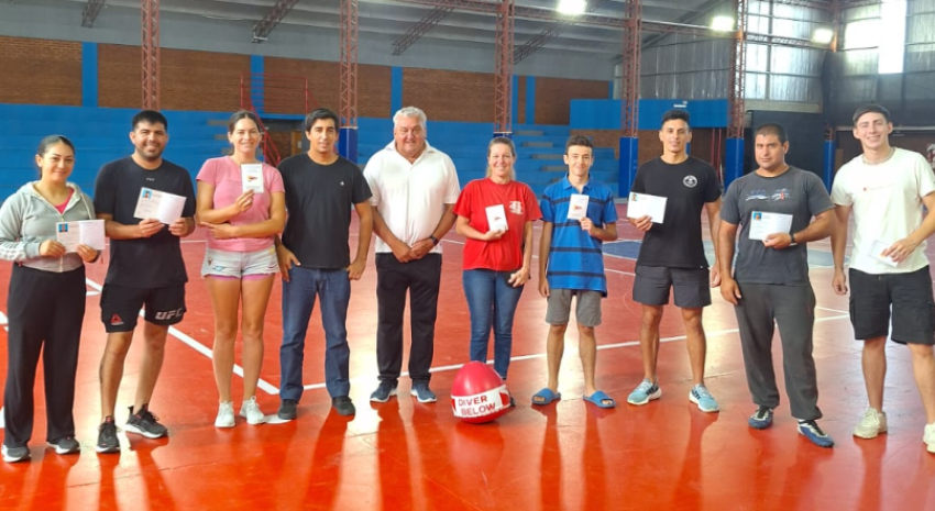 Alumnos del “curso internacional de buceo” recibieron las bitácor