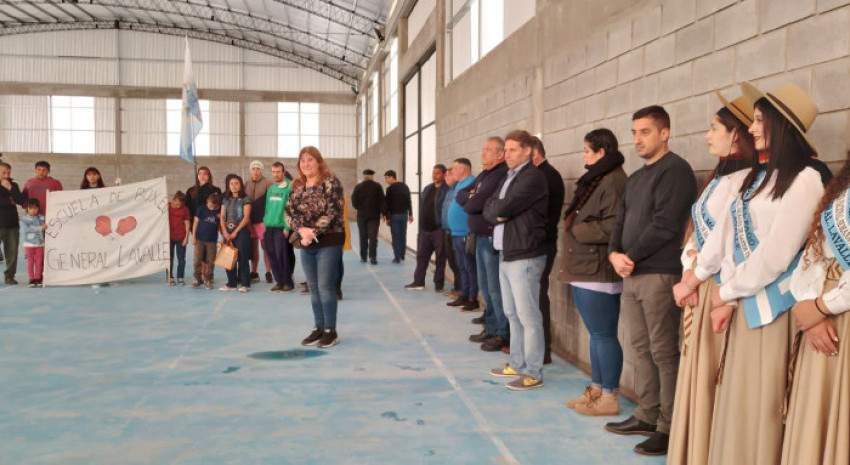 El intendente recorrió la 2da. Etapa del Polideportivo de Pavón y pr