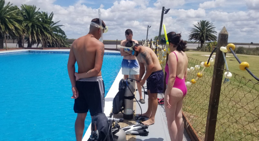 Así comenzó el curso de buceo en la pileta municipal