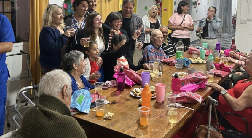 El intendente visitó y brindó con los Abuelos en la previa de la Nav