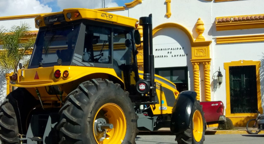 Adquirieron un tractor para mantener los caminos rurales